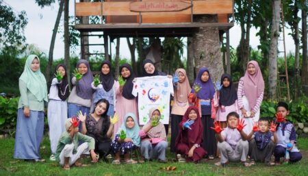 Intip Cara 3 Mahasiswa di Jember Ini Kenalkan Dunia Sastra Bagi Anak-Anak Foto BeritaJatim.com
