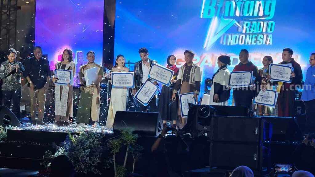 David Iksani dan Ni Putu Nadia Juara Bintang Radio Indonesia 2024 Foto BeritaJatim.com