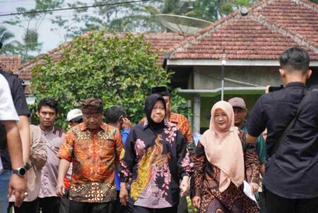 Ajak Warga Ngajum Wirausaha, Risma: Ikut Program Pahlawan Ekonomi, Penjual Pecel Semanggi Bisa Punya Mobil Mewah Foto BeritaJatim.com