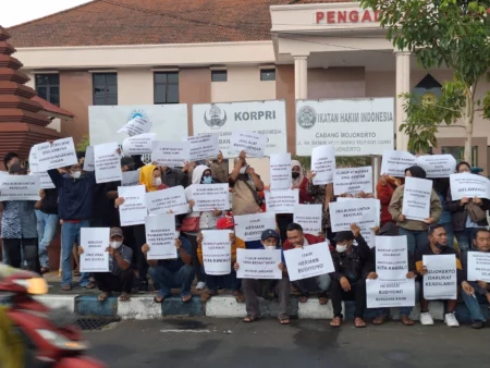 Aksi Warga Mojokerto Tuntut Keadilan untuk Herman Foto BeritaJatim.com