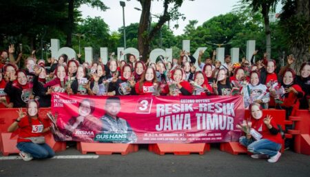 Bertopeng Risma, Relawan JAKA Kampanyekan SMA/SMK Gratis Foto BeritaJatim.com