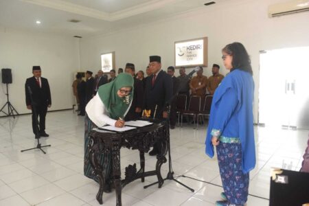 Pj Wali Kota Kediri Ambil Sumpah dan Lantik Dua Pejabat, Duduki Posisi Staf Ahli Foto BeritaJatim.com