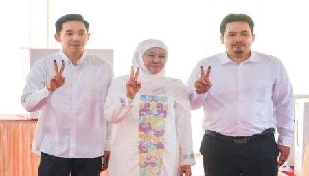 Nyoblos di TPS 19 Jemur Wonosari, Cagub Khofifah Berharap Menang Signifikan Foto BeritaJatim.com