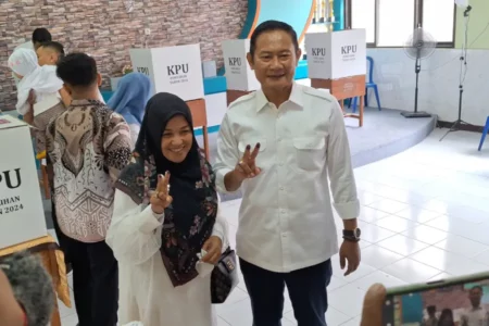 Cabup Lamongan Yes Nyoblos di TPS 004 Banjarmendalan, Ajak Wujudkan Pilkada Bahagia Foto BeritaJatim.com