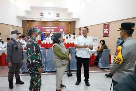 Pj Wali Kota Kediri Tinjau Pilkada Serentak 2024 di TPS Reguler dan Khusus Foto BeritaJatim.com