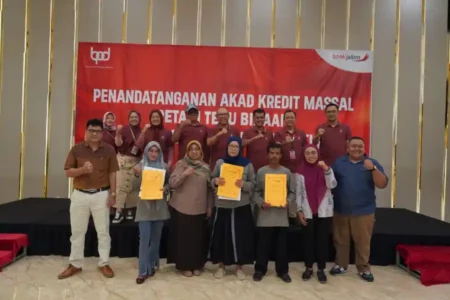 Bank Jatim dan PG Rajawali I Gelar Akad Kredit Massal untuk 78 Petani Tebu di Madiun foto beritajatim