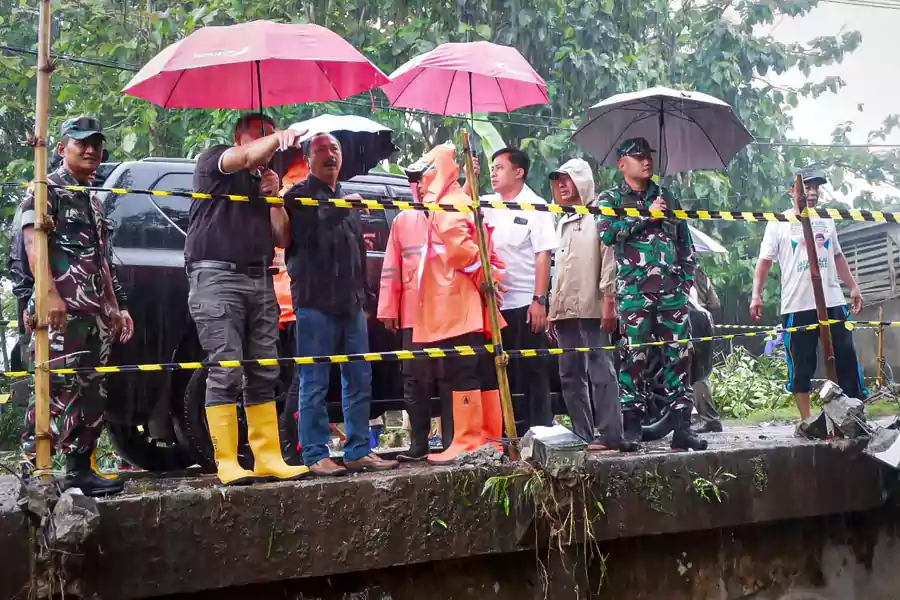 Bupati dan Dandim 0818 Tinjau Lokasi Banjir di Malang Selatan Foto BeritaJatim.com