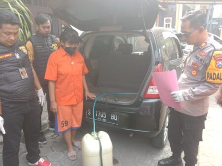 Borong BBM Bersubsidi Pakai Cara Curang, Pasutri di Jombang Masuk Bui Foto BeritaJatim.com