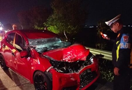 Sopir Mengantuk, Brio Merah Tabrak Truk Sembako di Tol Jombang – Mojokerto Foto BeritaJatim.com