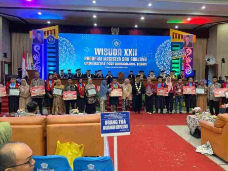 Unirow Tuban Wisuda 447 Mahasiswa Magister dan Sarjana Foto BeritaJatim.com