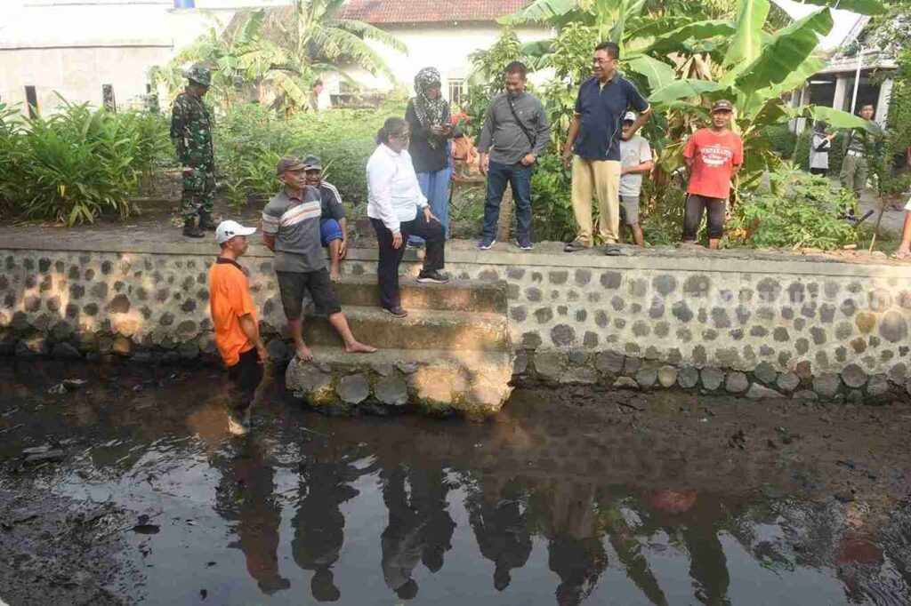 Pj Wali Kota Kediri Zanariah meninjau pelaksaaan kerja bakti yang ada di kelurahan, Minggu (3/11/2024). Zanariah mengunjungi beberapa lokasi kerja bakti dengan sepeda.