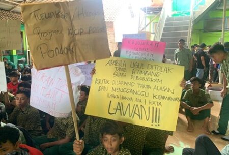 Anak Didik dan Wali Murid di Jombang Kompak Unjuk Rasa, Tuntut Kepala Sekolah Mundur Foto BeritaJatim.com