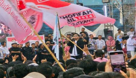 Denny Caknan: Jomblo Lan Sing Nduwe Pacar, Tetep Coblos Nomor Loro Khofifah-Emil Foto BeritaJatim.com