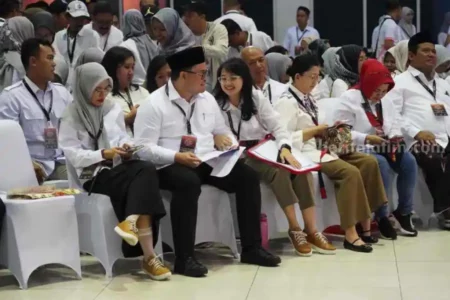 Di Debat Pamungkas, Mas Dhito Pakai Sepatu Produk UMKM Lokal Kediri Foto BeritaJatim.com