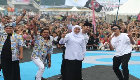 Hujan Deras Bawa Berkah, Emak-Emak Tak Beranjak dari Kampanye Khofifah-Emil Foto BeritaJatim.com