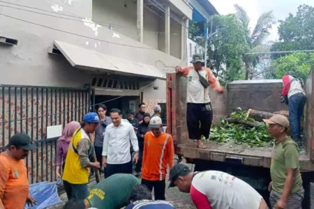 Walikota Surabaya Eri Cahyadi Beri Bantuan kepada Warga Terdampak Angin Kencang Foto BeritaJatim.com