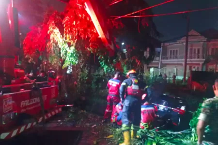 Proses Evakuasi Mobil yang Terseret Angin Kencang di Surabaya Butuh Waktu 3 Jam Foto BeritaJatim.com