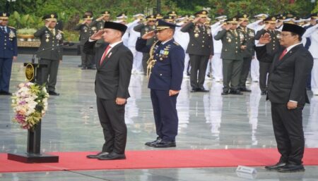 Wapres Gibran Pimpin Upacara Hari Pahlawan 2024 di TMPNU Kalibata: Penuh Makna dan Khidmat Foto BeritaJatim.com