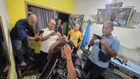 Warsubi-Salman Menang Tebal di Quick Count Pilkada Jombang, Pendukung Ramai-ramai Cukur Gundul Foto BeritaJatim.com