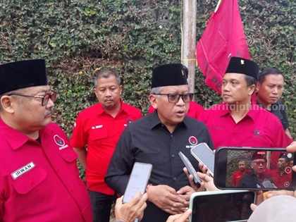 Sekjen PDIP Hasto Wajibkan Seluruh Kader Bergerak untuk Kemenangan Risma-Gus Hans foto beritajatim