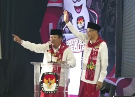 Duet Hendy-Firjaun Tutup Debat Pilkada Jember dengan Lagu ‘Kanggo Riko’ Foto BeritaJatim.com