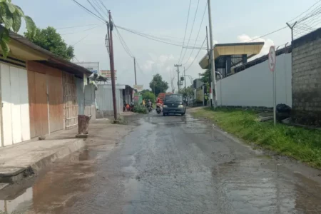Musim Hujan, Jalan Depan Pabrik Rokok di Blitar Jadi Kolam Foto BeritaJatim.com