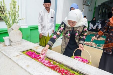 Masa Tenang, Cagub Khofifah Ziarah ke Makam Kiai Wahab dan Kiai Bisri di Jombang Foto BeritaJatim.com