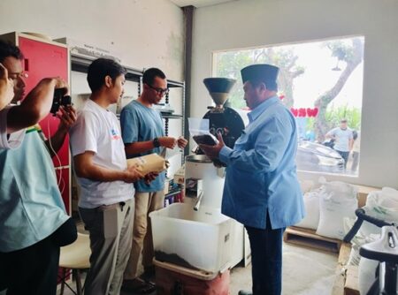 Cabup Jombang Warsubi Melihat Proses Roasting Kopi hingga Cicipi Arabika Wonosalam Foto BeritaJatim.com