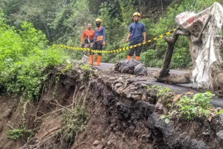 Akses Menuju Kawah Ijen Rusak Akibat Longsor di Bondowoso Foto BeritaJatim.com