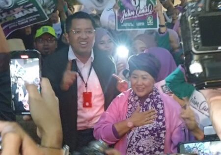 Luluk-Lukman Datang ke Arena Debat Pilgub Terakhir, Sempat Nyanyi Bersama Pendukung Foto BeritaJatim.com