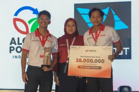 Mahasiswa ITS Asal Bali Masuk Top 3 Pertamuda Seed and Scale 2024 Berkat Alat Pembersih Solar Panel Foto BeritaJatim.com