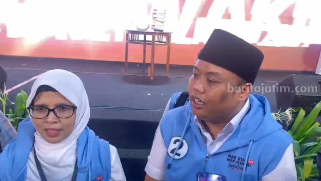 Pasangan Rini-Ghoni saat debat Pilbup Blitar, Senin (4/11/2024). (Foto : Winanto/beritajatim.com)