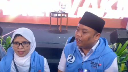 Debat ke 2 Pilbup Blitar Dihentikan, Ini Kata Rini-Ghoni Soal Kertas Visi Misi Pasangan Rini-Ghoni saat debat Pilbup Blitar, Senin (4/11/2024). (Foto : Winanto/beritajatim.com)