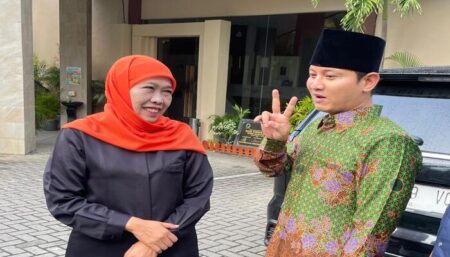 Mas Ipin Berbaju Muslimat NU Dampingi Khofifah di Trenggalek Cagub Jatim Khofifah bersama Cabup Trenggalek Mas Ipin