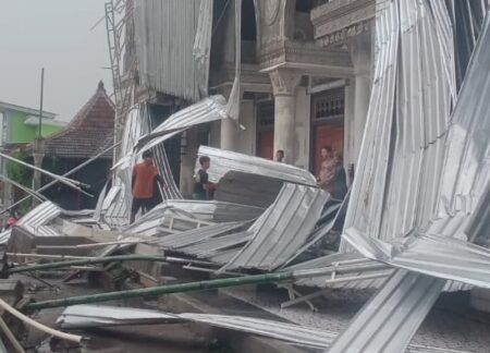 Angin Puting Beliung Rusak Masjid di Pesantren Kesamben Jombang Foto BeritaJatim.com