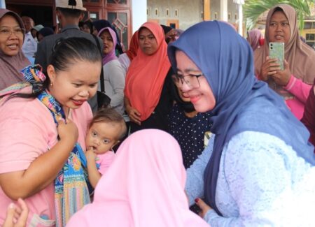 Lebih Dekat dengan Nyai Ema Erfina, Perempuan Hebat di Belakang Cawabup Jombang Gus Salman Foto BeritaJatim.com