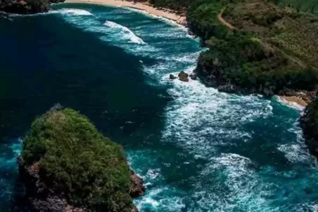 Pantai Peh Pulo: ‘Raja Ampat Mini’ di Blitar yang Memesona Foto BeritaJatim.com