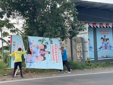 Taat Aturan, Tim Warsubi-Salman Bersihkan APK Mandiri di Jombang Foto BeritaJatim.com