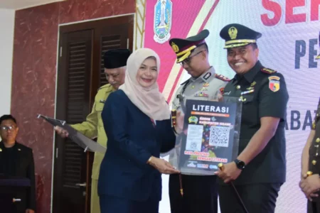 Disperpusip Jatim Bagikan Digital Library ke Forkopimda, PKK, dan DWP Ngawi Foto BeritaJatim.com