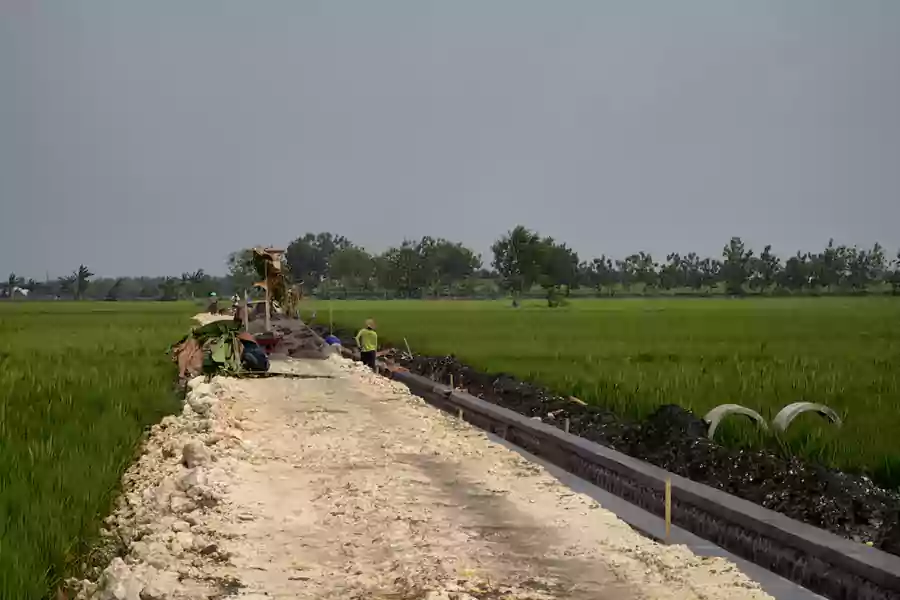 Ilustrasi: Pembangunan infrastruktur penunjang pertanian di Desa Cangakan, Kecamatan Kasreman, Ngawi, Sabtu (02/11/2024) [Fatihah Ibnu Fiqri/Beritajatim.com]