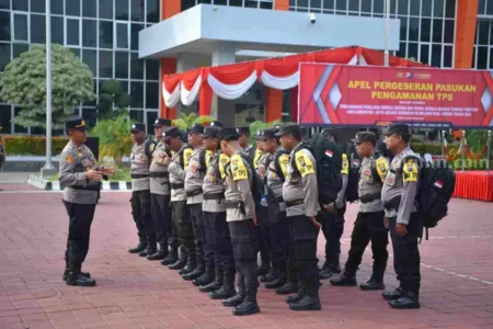 Ratusan Personel Gabungan Diterjunkan Amankan TPS di Gresik Foto BeritaJatim.com