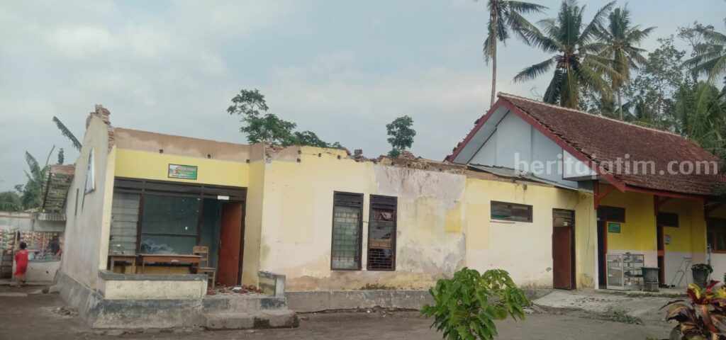 Puting beliung yang menyebabkan bangunan sekolah rontok -- (Winanto)