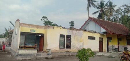 Puting beliung yang menyebabkan bangunan sekolah rontok -- (Winanto)
