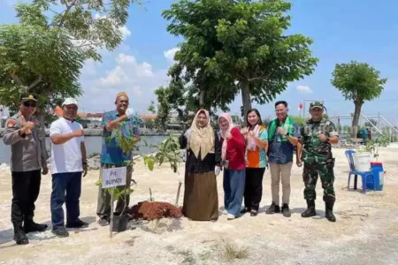 Program “Gersik” Atasi Krisis Air Bersih dan Sampah di Randuboto Gresik Foto BeritaJatim.com