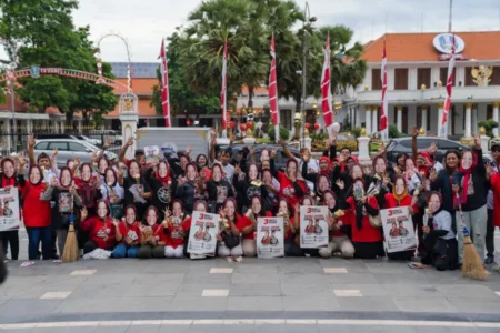 Relawan Risma-Gus Hans Bagi-bagi Mawar Putih, Simbol Damai Foto BeritaJatim.com