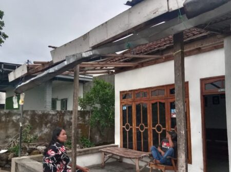 Atap Rumah Warga di Megaluh Jombang Beterbangan Diterjang Angin Kencang Foto BeritaJatim.com