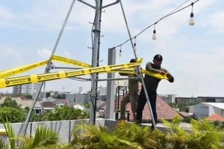 Satpol PP Surabaya Segel Tower Telekomunikasi Tak Berizin di Klampis Foto BeritaJatim.com