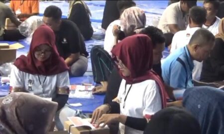 KPU Jombang Targetkan 6 Hari Selesai Sortir dan Lipat Surat Suara Pilkada 2024 foto beritajatim