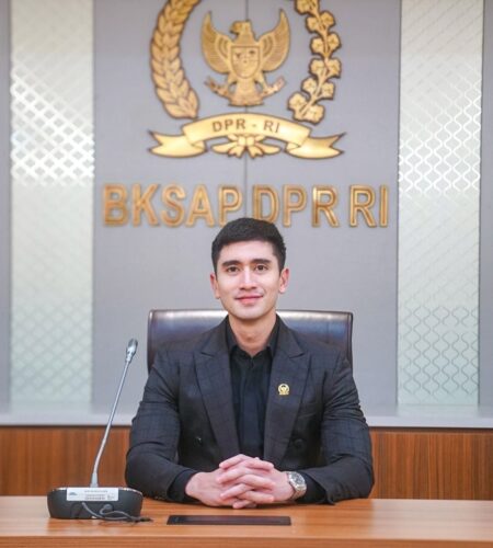 Gaya Bicara Verrel Bramasta Saat Rapat Komisi X DPR RI Disorot, Begini Komentar Netizen Foto BeritaJatim.com