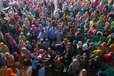 Rindu Pemimpin Merakyat, Cabup Jombang Warsubi Dapat Sambutan Luar Biasa dari Warga Curahmalang Foto BeritaJatim.com